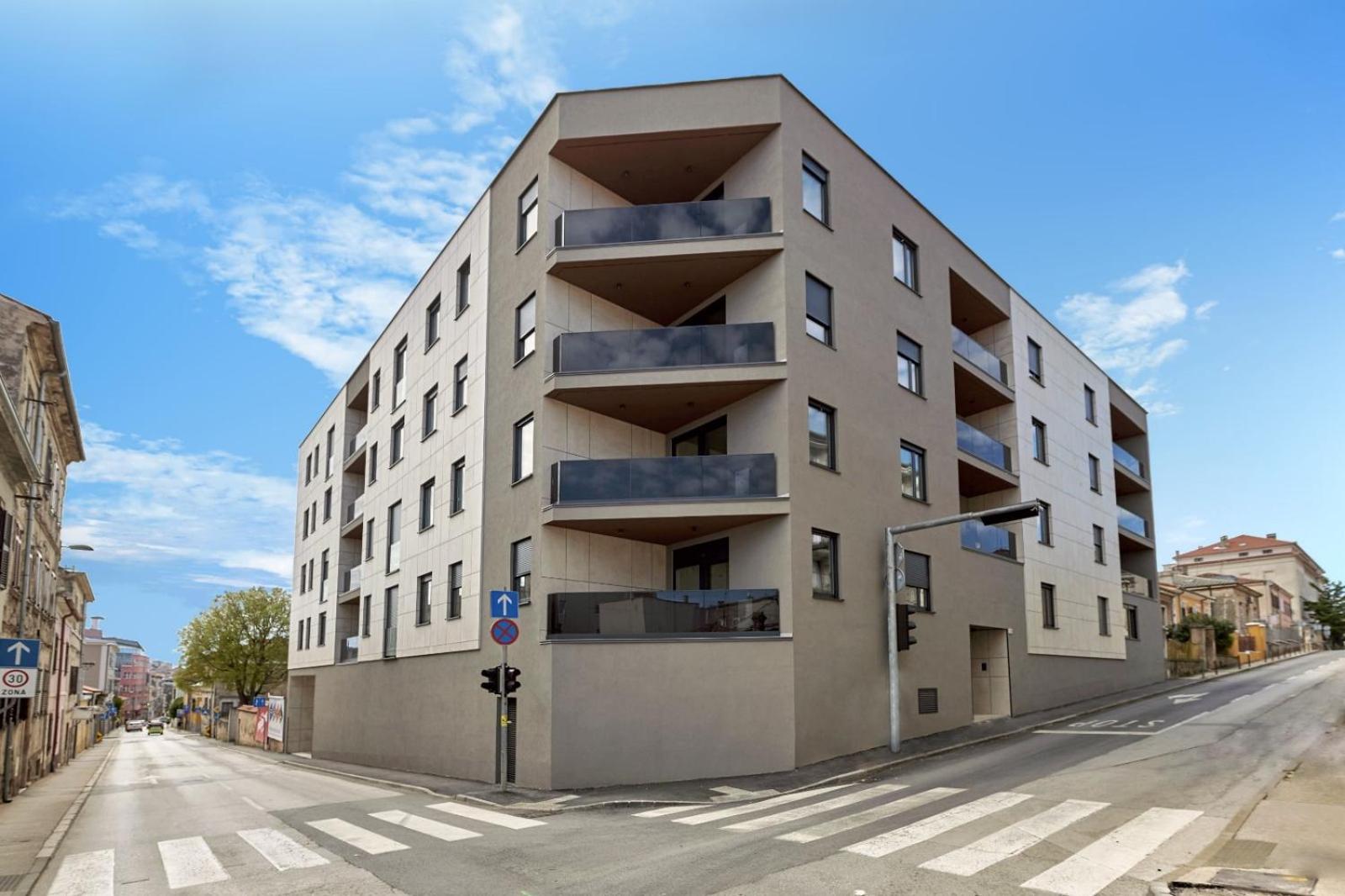 You & Me Pula With Garage Parking Exterior foto
